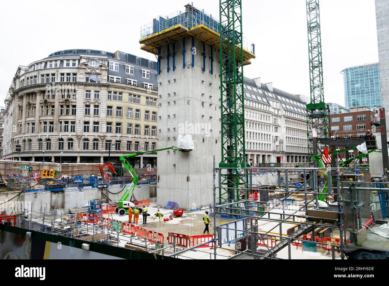 Ansicht von 1 Broadgate-Neubauwerkskern unter Bauarbeiten Krane Gerüstarbeiter in der City of London EC2 England UK KATHY DEWITT Stockfoto