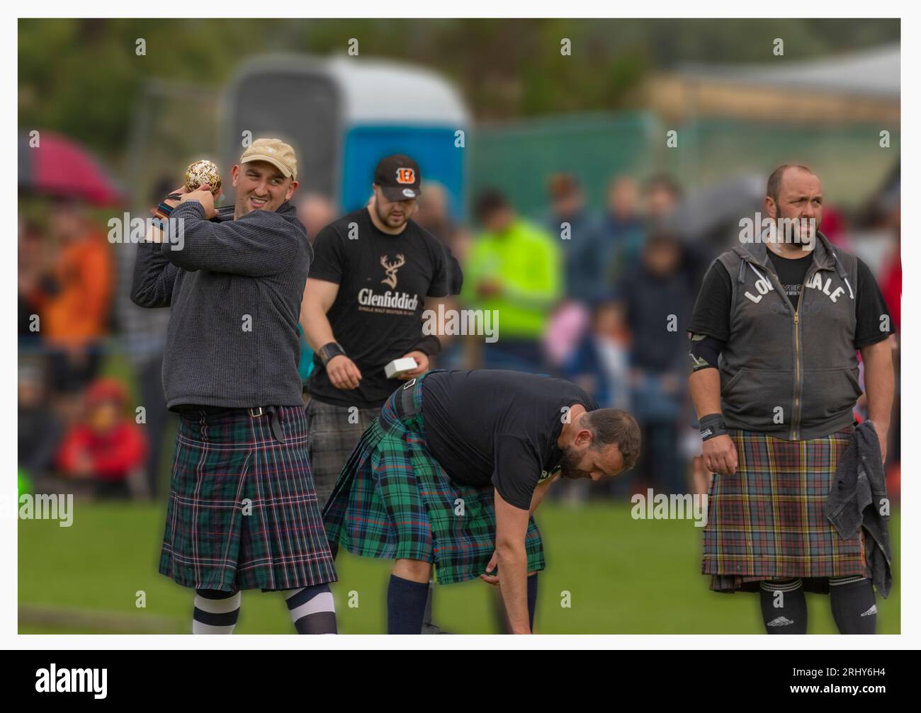 Stirling, Schottland, Großbritannien - 19. August 2023 - Strongmen bereiten sich darauf vor, mit einem alten Kanonenkugel am Schussputt teilzunehmen Stockfoto
