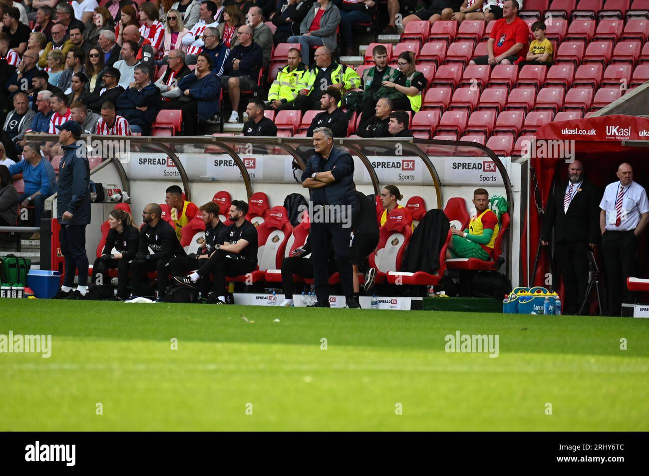 Tony Mowbray, AFC-Manager von Sunderland, schaut auf Rotherham United zu. Stockfoto
