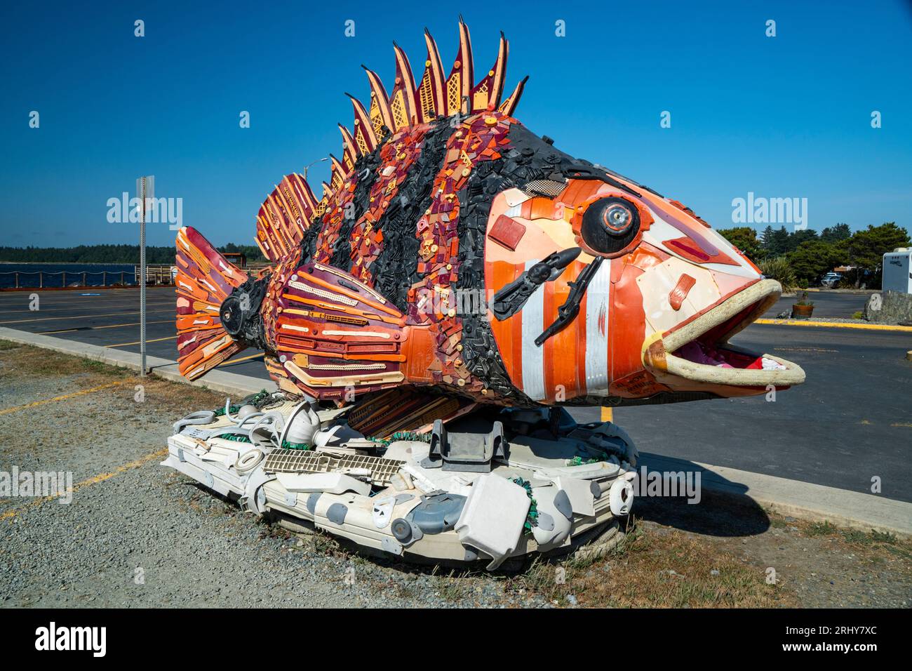 Fisch aus recycelten Abfällen entlang des Hafens von Bandon in Oregon Stockfoto