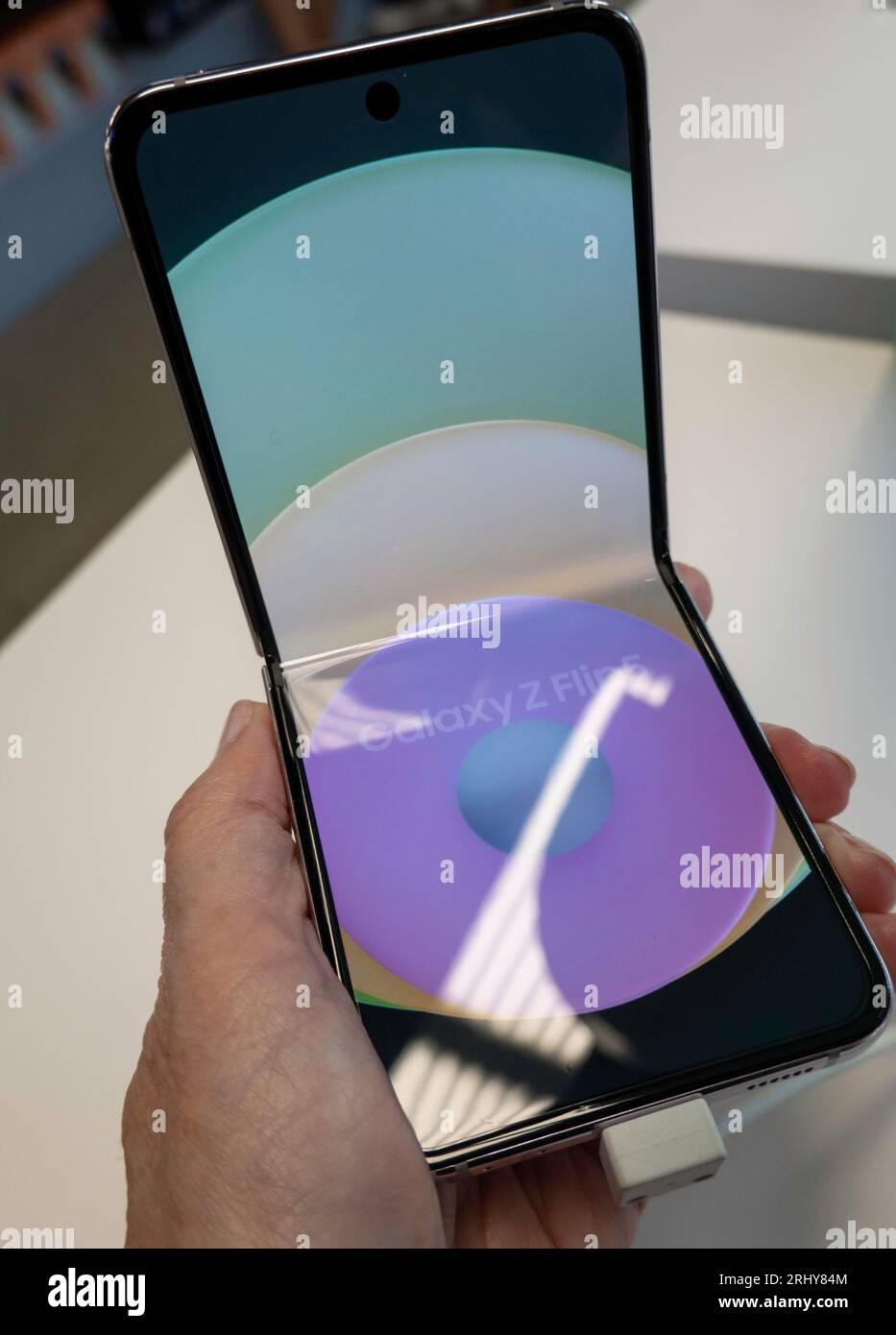 Der Samsung Galaxy Experience Space war eine Ausstellung, die Flip-Smartphones auf der W. 34th St. in New York City, 2023, USA, vorstellte Stockfoto