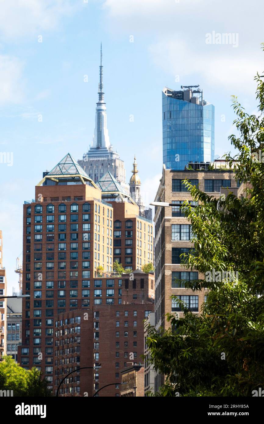 Die kontrastreiche Architektur von Midtown aus dem Astor Place im East Village, 2023, New York City, USA Stockfoto