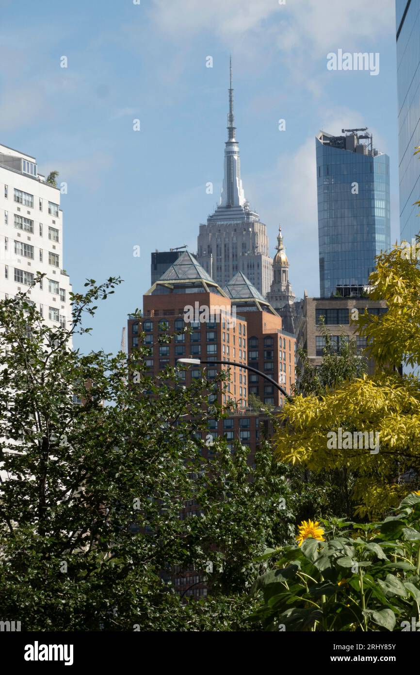 Die kontrastreiche Architektur von Midtown aus dem Astor Place im East Village, 2023, New York City, USA Stockfoto