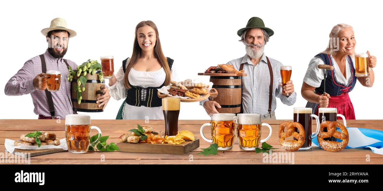 Langes Banner mit Menschen in traditioneller deutscher Kleidung, mit leckerem Bier und Snacks auf dem Tisch. Oktoberfest Stockfoto