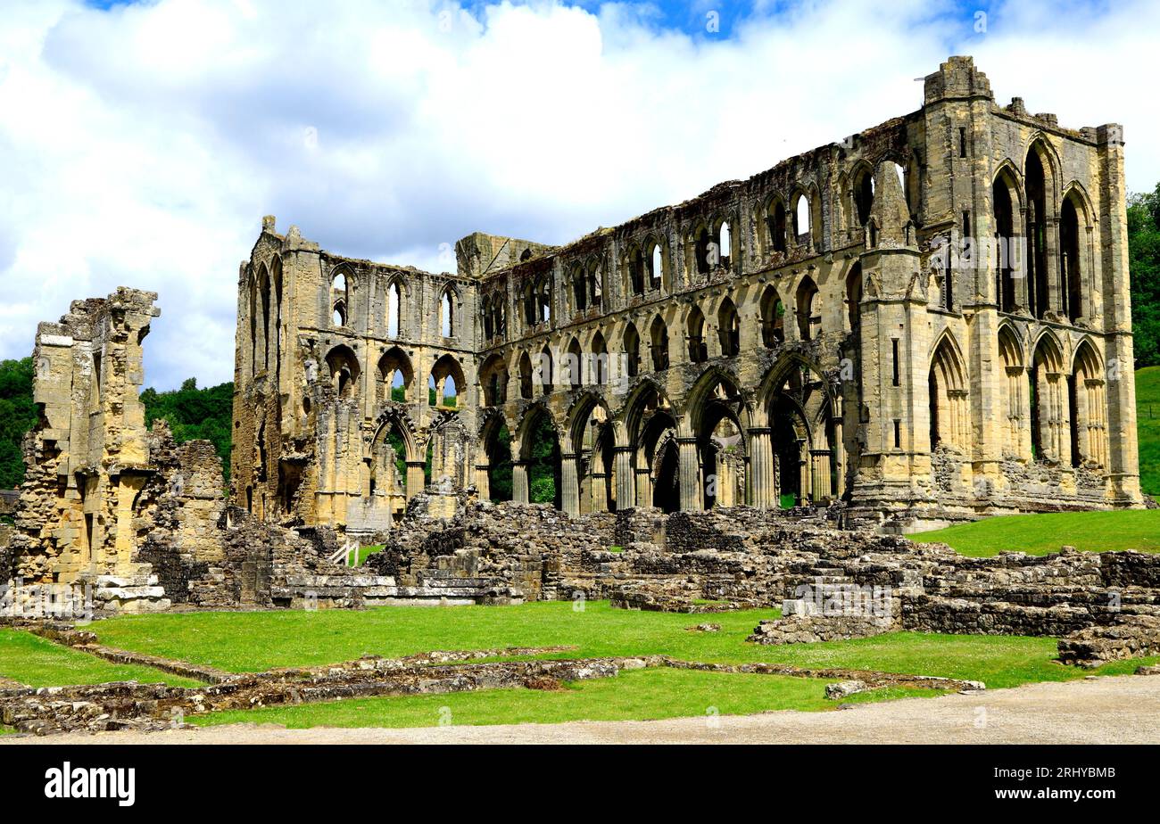 Rievaulx Abbey, mittelalterliches Zisterzienserkloster, Chor und südliches Querschiff, Ruinen, Yorkshire, England, Vereinigtes Königreich Stockfoto
