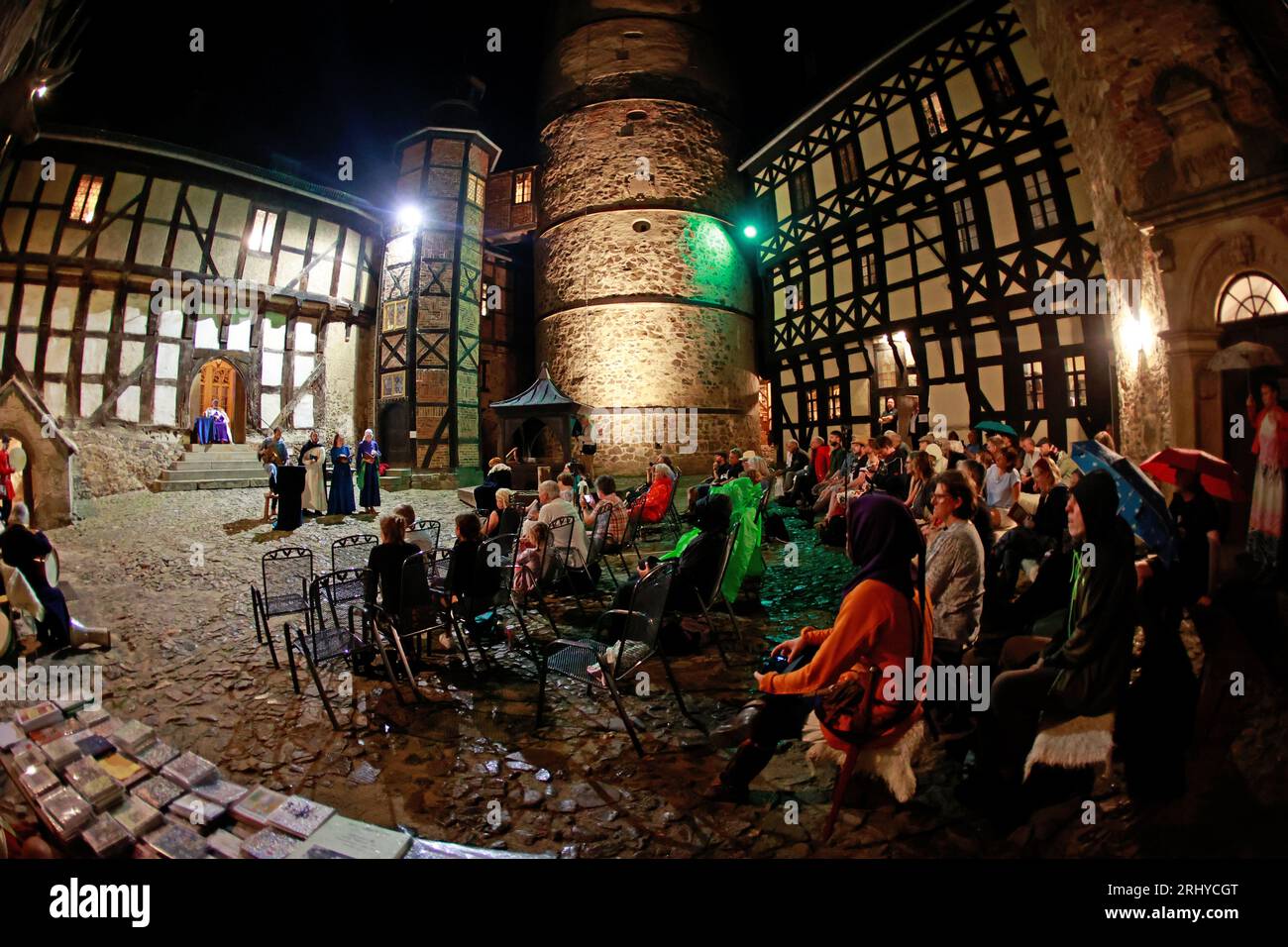 19. August 2023, Sachsen-Anhalt, Falkenstein/Harz: Blick in den Himmel im Innenhof der Burg Falkenstein. Auf dem 16. Falkenstein Minneturnier unter dem Motto „unter dem Zauber der antiken Epochen“ sangen Künstler aus ganz Deutschland Lieder und erzählten Geschichten über König Arthur und seinen Tafelrunden, Siegfried und Kriemhild, Tristan und Isolde, Hildebrand und Hadubrand. Es gab auch ein mittelalterliches episches Gedicht, das auf einem biblischen Modell basierte. Foto: Matthias Bein/dpa/ZB Stockfoto