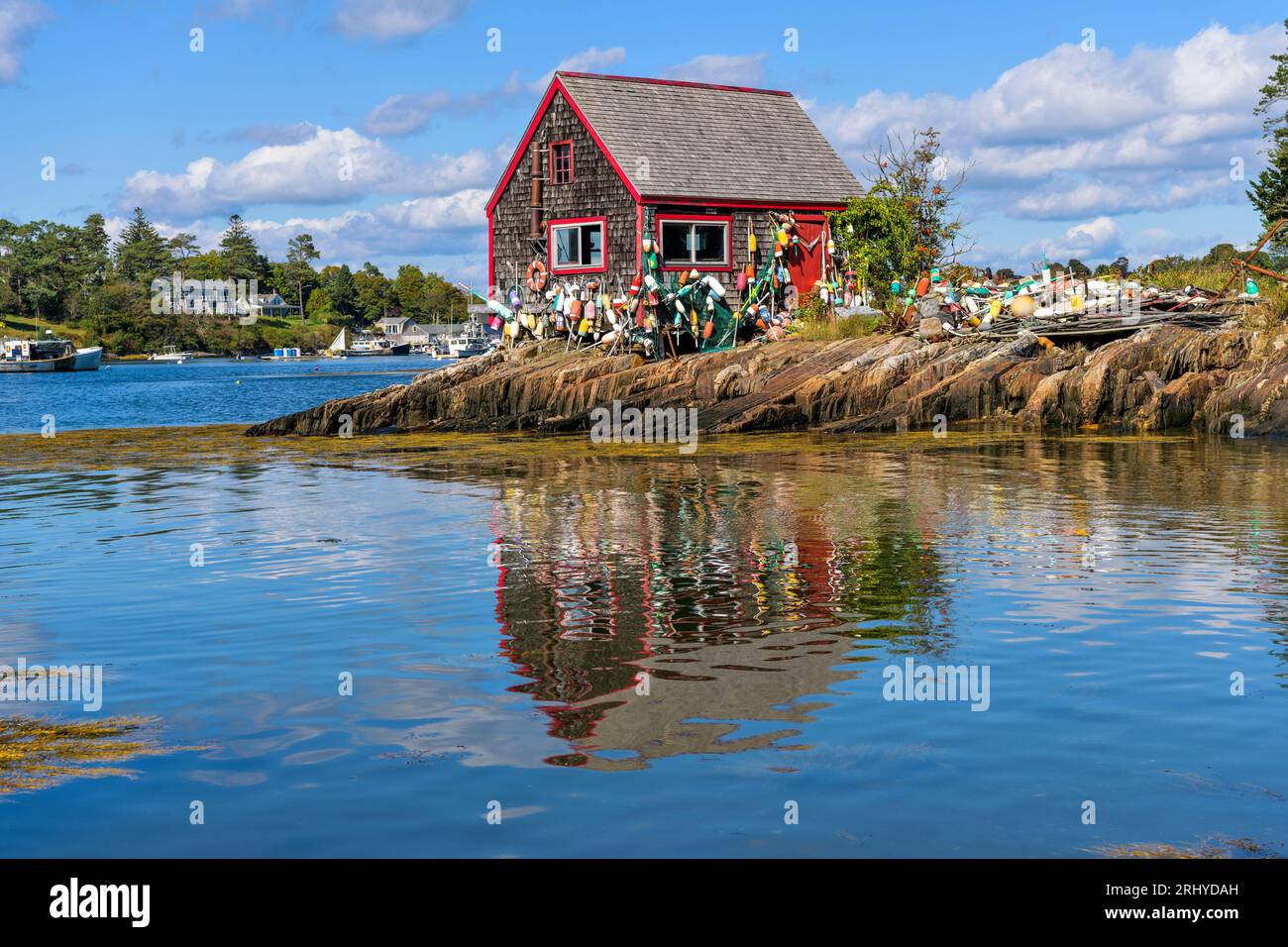 Fishing Shack - Eine kleine rustikale Fischhütte, die an einem sonnigen Herbstmorgen am felsigen Ufer der Mackerel Cove von Bailey Island steht. Maine, USA. Stockfoto
