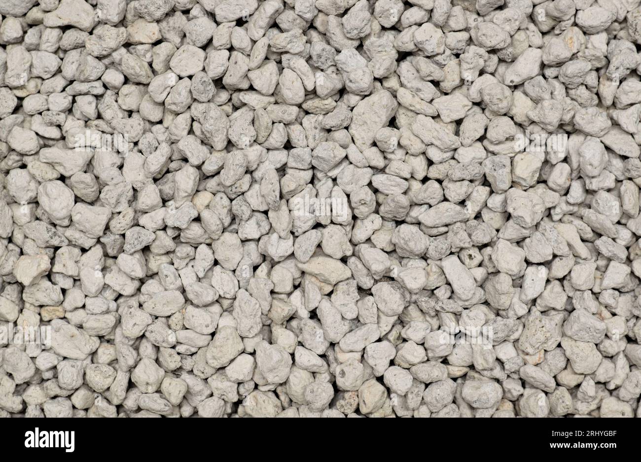 Bimssteinmineralprobe direkt von oben. Leichtes poröses vulkanisches Gestein, das für viele Anwendungen verwendet wird, einschließlich Kosmetik, Reinigung und Gartenbau. Stockfoto