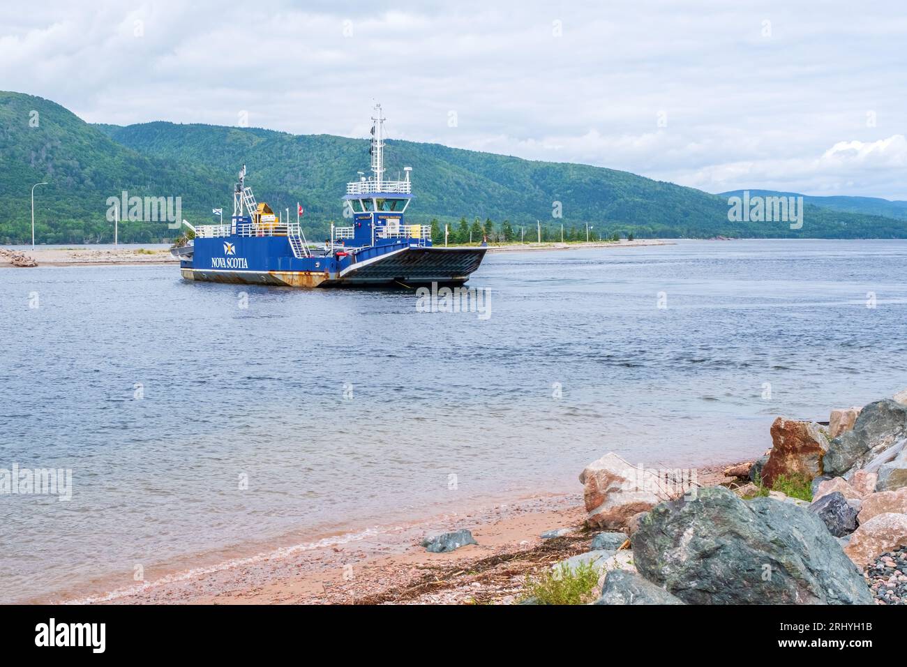 Die englische Fähre Torquil MacLean bietet Fährverbindungen von Jersey Cove nach Englishtown auf Anfrage an. Die Fahrt dauert etwa 2 Minuten. Stockfoto