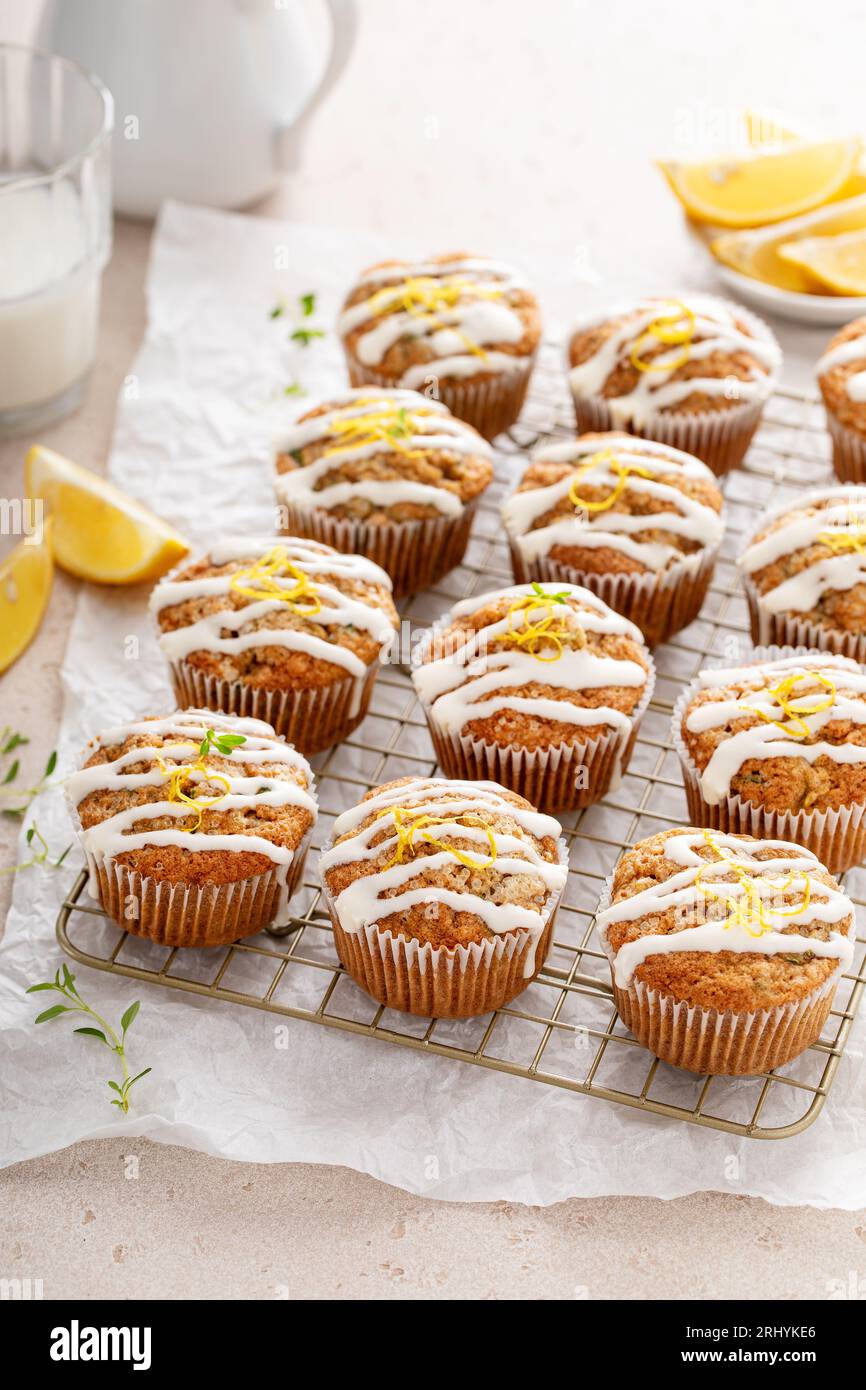Zitronenzucchini-Muffins mit Thymian und mit Frischkäse-Glasur beträufelt Stockfoto
