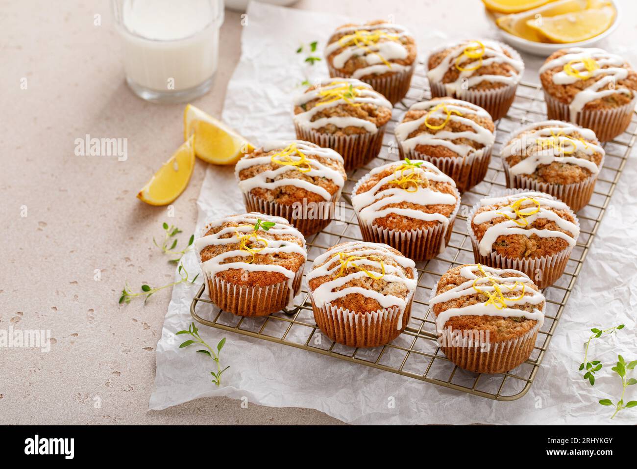 Zitronenzucchini-Muffins mit Thymian und mit Frischkäse-Glasur beträufelt Stockfoto