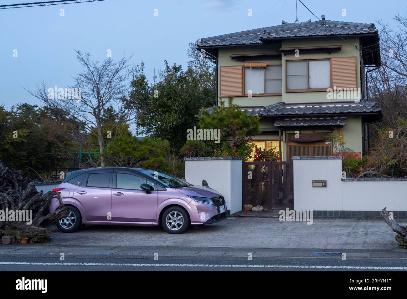Otsu, Präfektur Shiga, Japan. März 2023. Ein ländliches Haus nördlich von Kyoto in der Nähe des Biwa-Sees auf dem Land. Inaka, rosafarbenes Auto. (Bild: © Taidgh Barron/ZUMA Press Wire) NUR REDAKTIONELLE VERWENDUNG! Nicht für kommerzielle ZWECKE! Stockfoto
