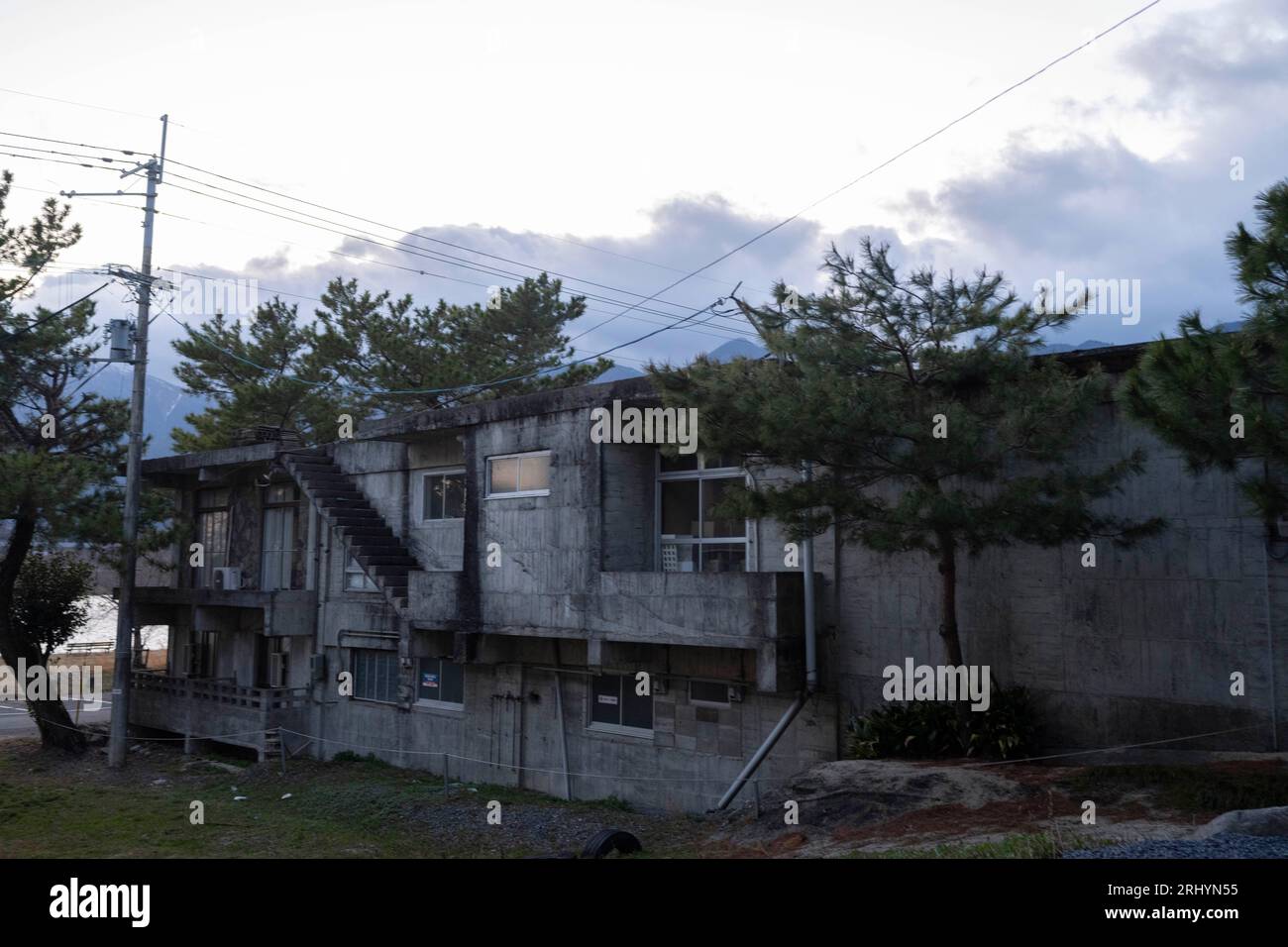 Otsu, Präfektur Shiga, Japan. März 2023. Ein ländliches Apartmenthaus nördlich von Kyoto in der Nähe des Biwa-Sees auf dem Land. Inaka, rosafarbenes Auto. (Bild: © Taidgh Barron/ZUMA Press Wire) NUR REDAKTIONELLE VERWENDUNG! Nicht für kommerzielle ZWECKE! Stockfoto