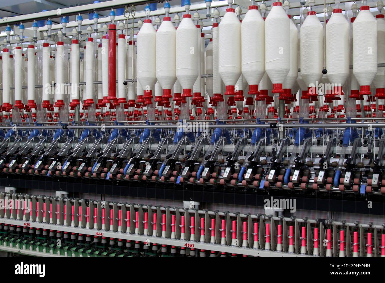 LUANNAN - 13. MÄRZ: Machines and Equipment in a Spinning Production Company, 13. März 2013, Luannan County, Provinz Hebei, china. Stockfoto