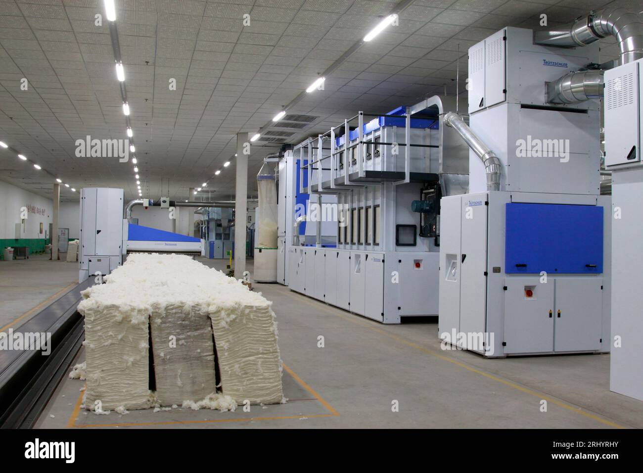 LUANNAN - 13. MÄRZ: Machines and Equipment in a Spinning Production Company, 13. März 2013, Luannan County, Provinz Hebei, china. Stockfoto