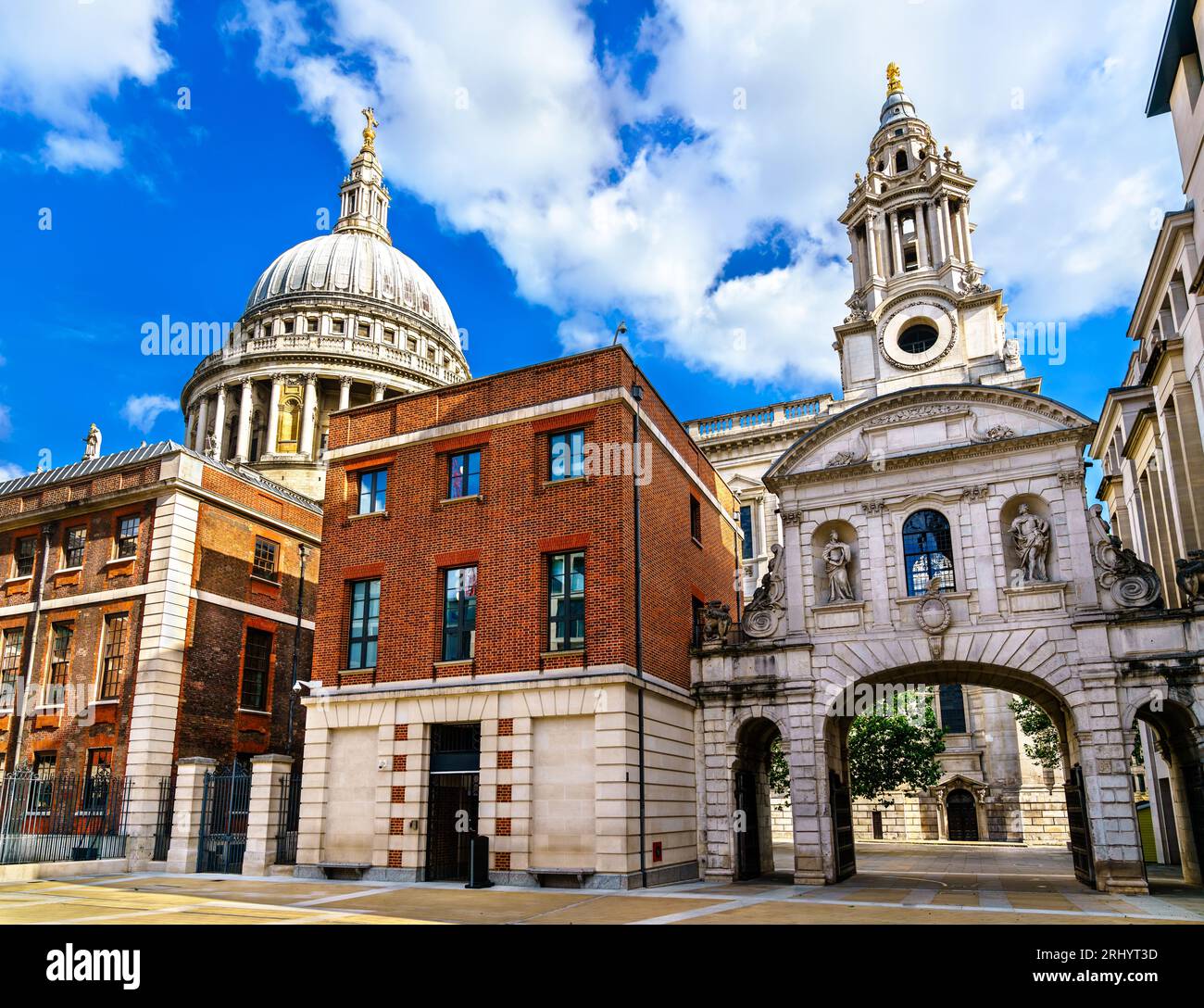 Temple Bar Gate in der City of London vom Paternoster Square aus gesehen Stockfoto