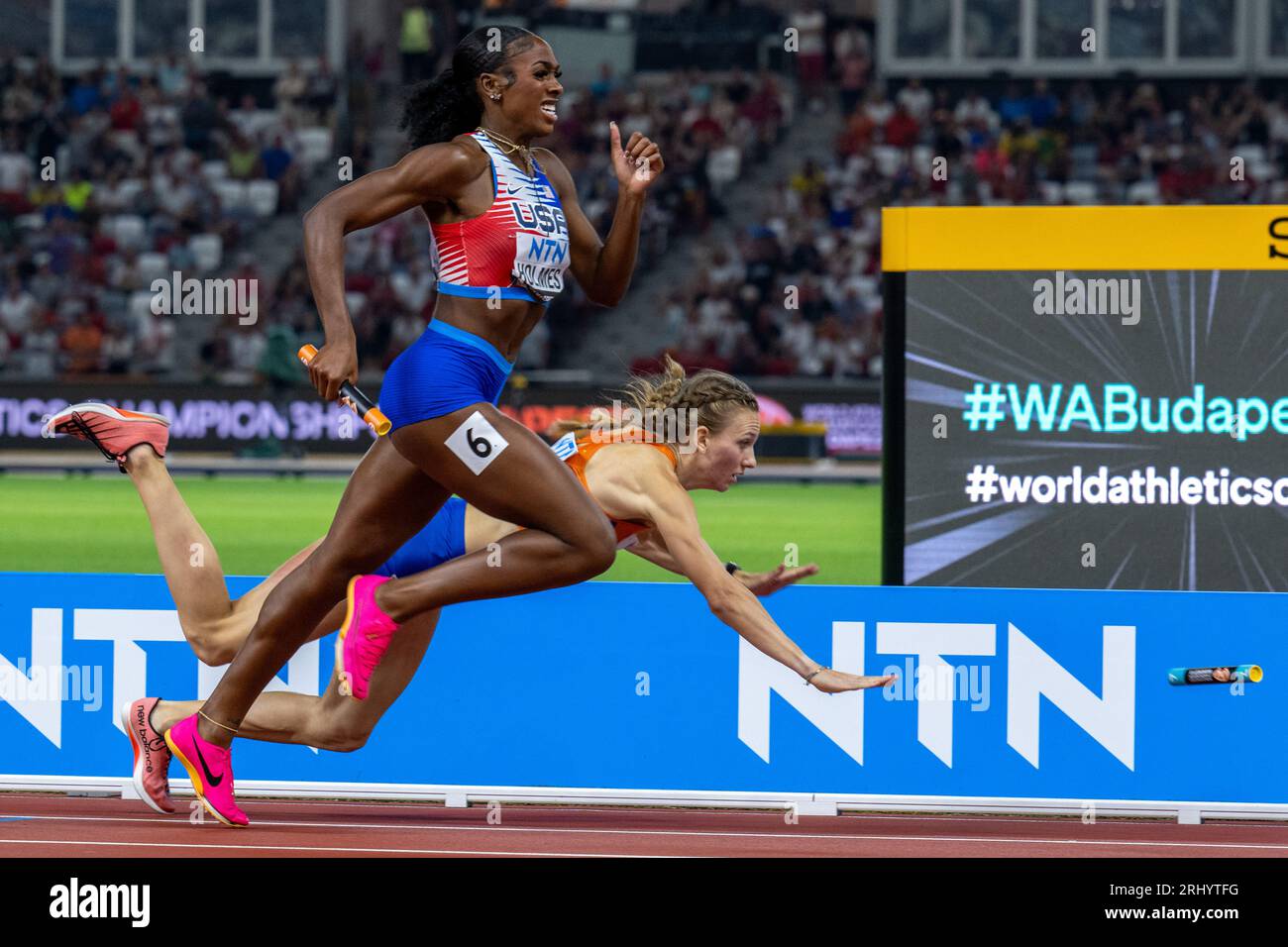 Budapest. August 2023. Alexis Holmes (L) aus den Vereinigten Staaten läuft bis zur Ziellinie, als Femke Bol aus den Niederlanden beim 4x400 m Relay Mixed Final der Leichtathletik-Weltmeisterschaften Budapest 2023 in Budapest, Ungarn, am 19. August 2023 überfällt. Quelle: Meng Dingbo/Xinhua/Alamy Live News Stockfoto