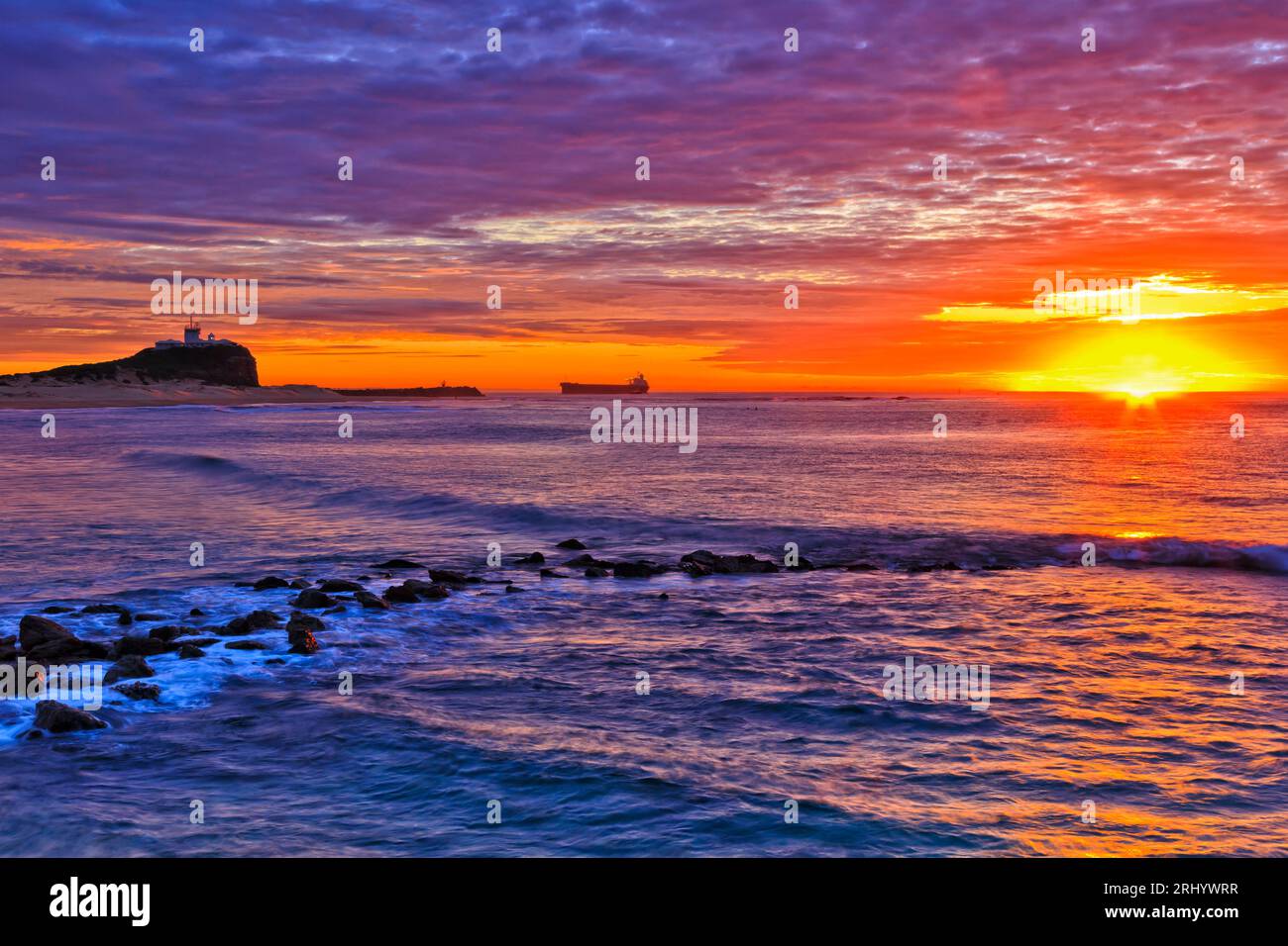 Landschaftlich schöner Nobbys Strand, Sonnenaufgang in Newcastle, Australien, an der Pazifikküste. Stockfoto