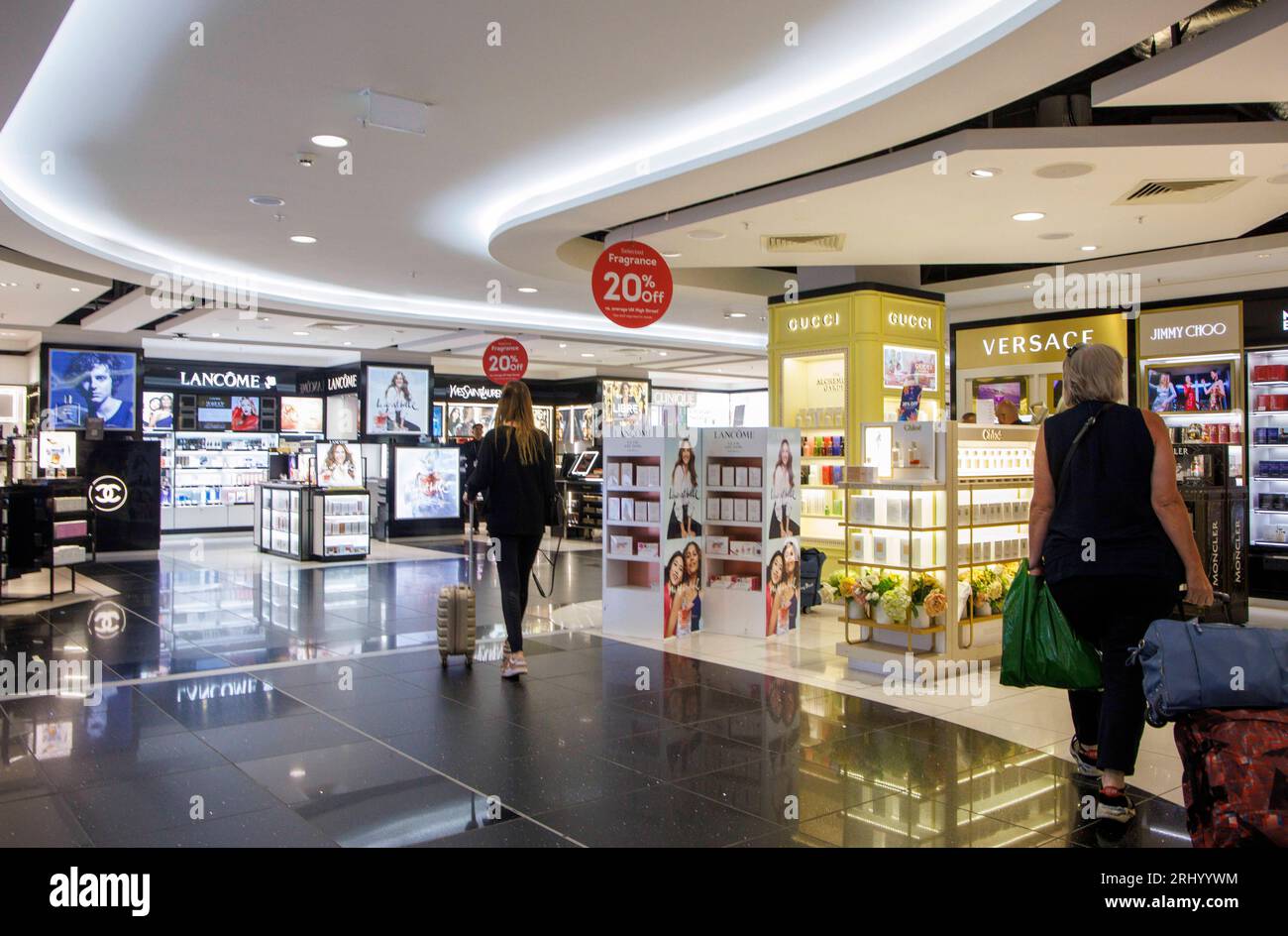 Passagiere passieren den Duty Free-Bereich am Flughafen Gatwick. Stockfoto