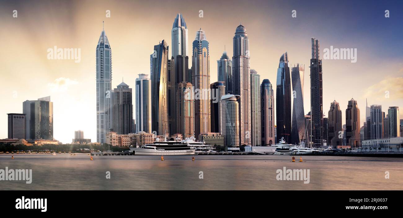 Dubai Panorama Skyline bei dramatischem Sonnenuntergang mit Sonne in Marina, Vereinigte Arabische Emirate Stockfoto