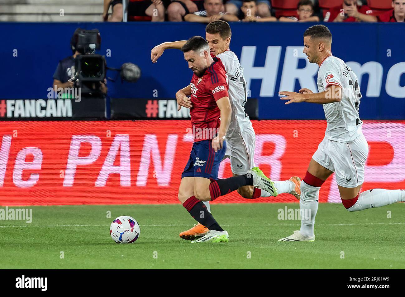 Pamplona, Spanien. August 2023. Moi Gómez (Mittelfeldspieler; CA Osasuna) und Imanol García de Albéniz (Verteidiger; Atletic Club) in Aktion während des spanischen Spiels La Liga Santander zwischen CA Osasuna und Atletic Club im Sadar Stadion. Endstand: CA Osasuna, 0-2 Atletic Club. (Foto: Fernando Pidal/SOPA Images/SIPA USA) Credit: SIPA USA/Alamy Live News Stockfoto