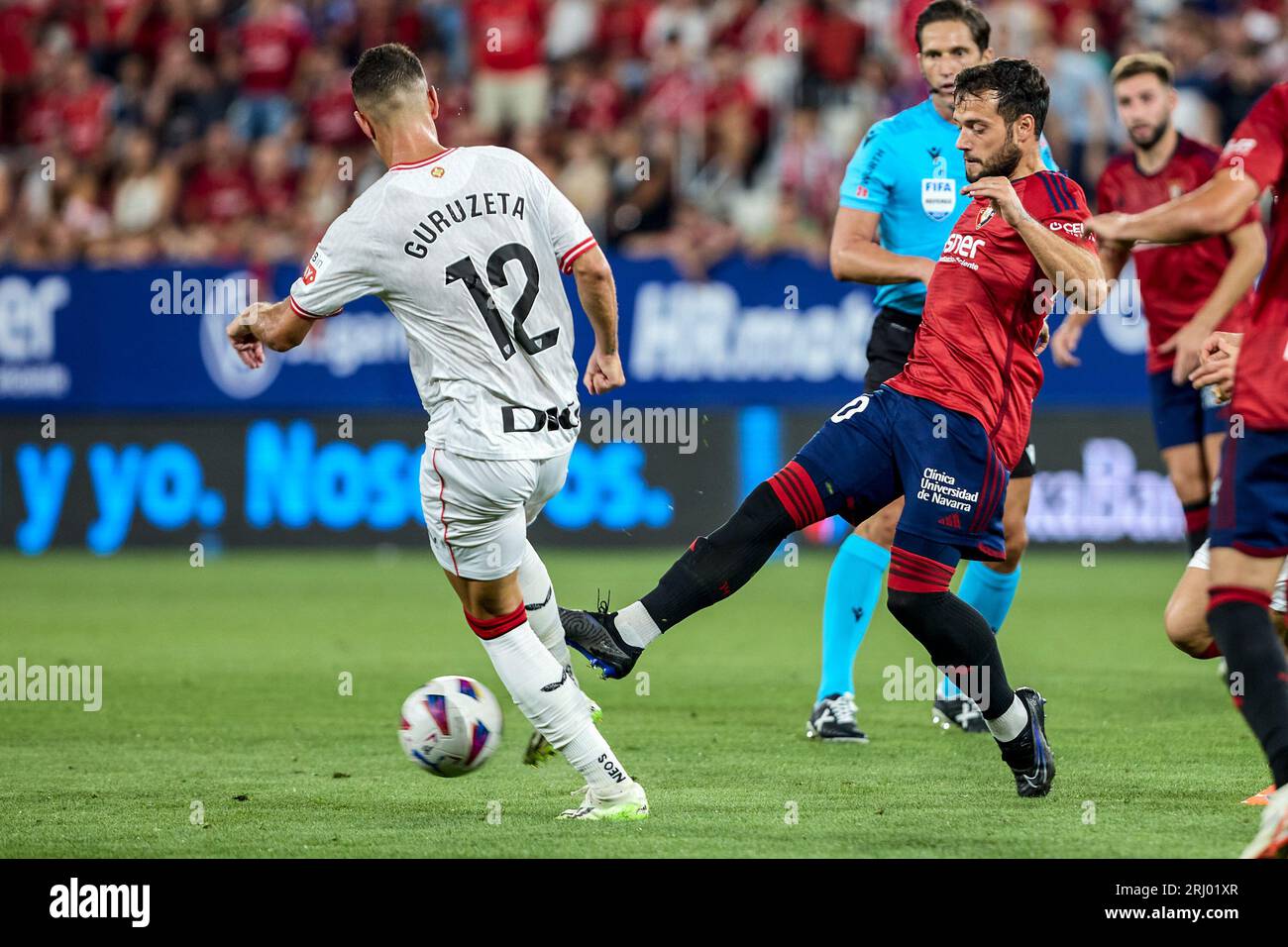 Pamplona, Spanien. August 2023. Pablo Ibañez (Mittelfeldspieler; CA Osasuna) und Gorka Guruzeta (Vorwärts; Atletic Club) in Aktion während des spanischen La Liga Santander-Spiels zwischen CA Osasuna und Atletic Club im Sadar-Stadion. Endstand: CA Osasuna, 0-2 Atletic Club. (Foto: Fernando Pidal/SOPA Images/SIPA USA) Credit: SIPA USA/Alamy Live News Stockfoto