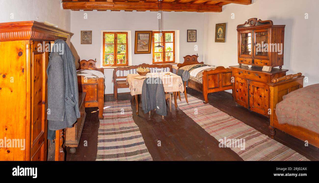 Martin, Slowakei - 08 10 2023: Traditionelles historisches Wohnzimmer in Blockhütte im Museum des Slowakischen Dorfes Stockfoto