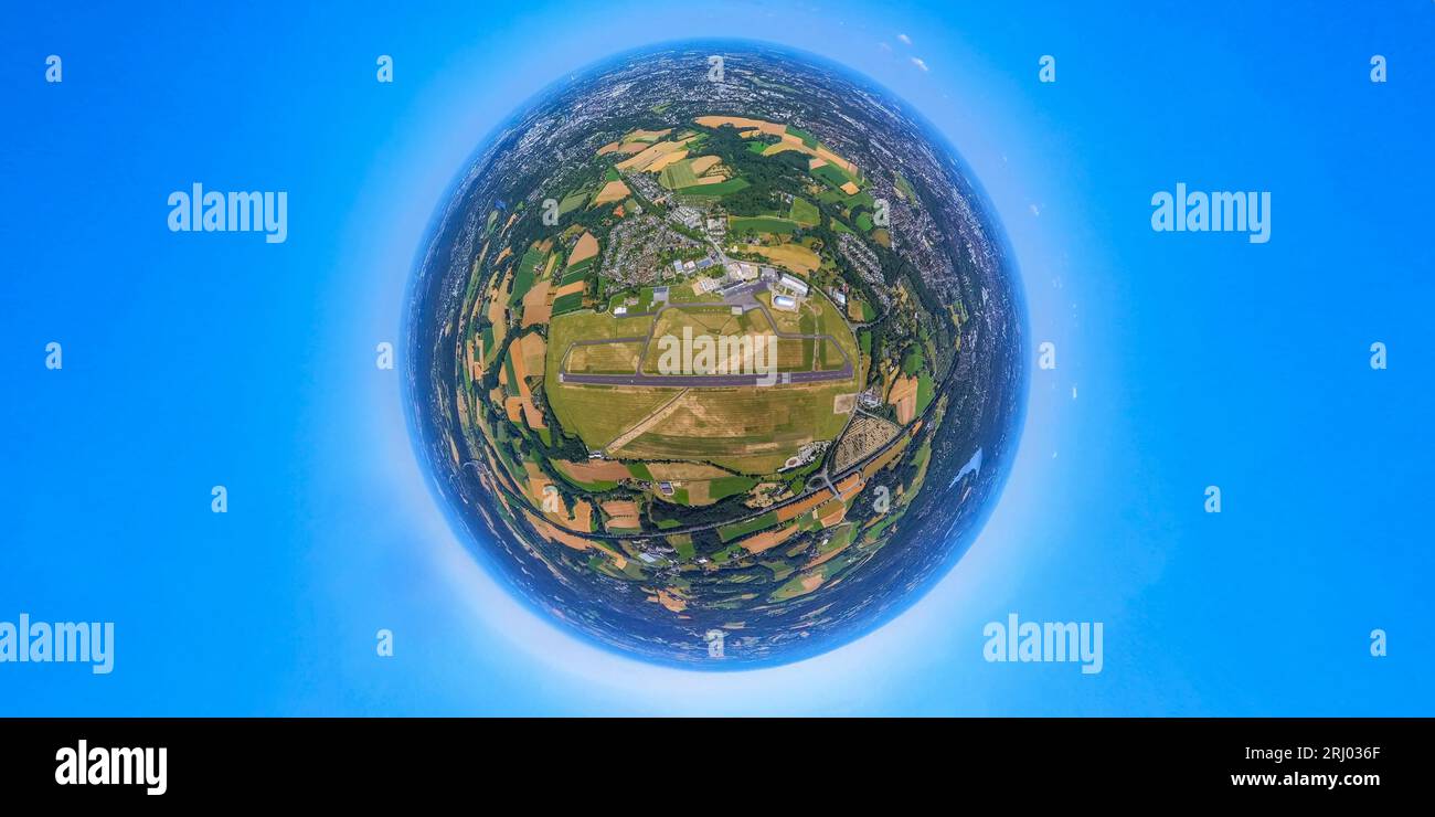 Luftaufnahme, Flughafen Essen/Mülheim, Start- und Landebahn, Zeppelinhangar, Globus, Fisheye-Schuss, 360-Grad-Schuss, winzige Welt, Holthausen - Südosten, Mülheim an der Stockfoto