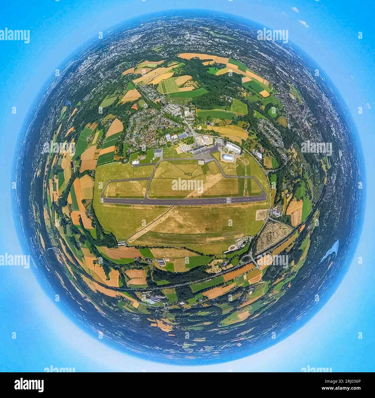 Luftaufnahme, Flughafen Essen/Mülheim, Start- und Landebahn, Zeppelinhangar, Globus, Fisheye-Schuss, 360-Grad-Schuss, winzige Welt, Holthausen - Südosten, Mülheim an der Stockfoto