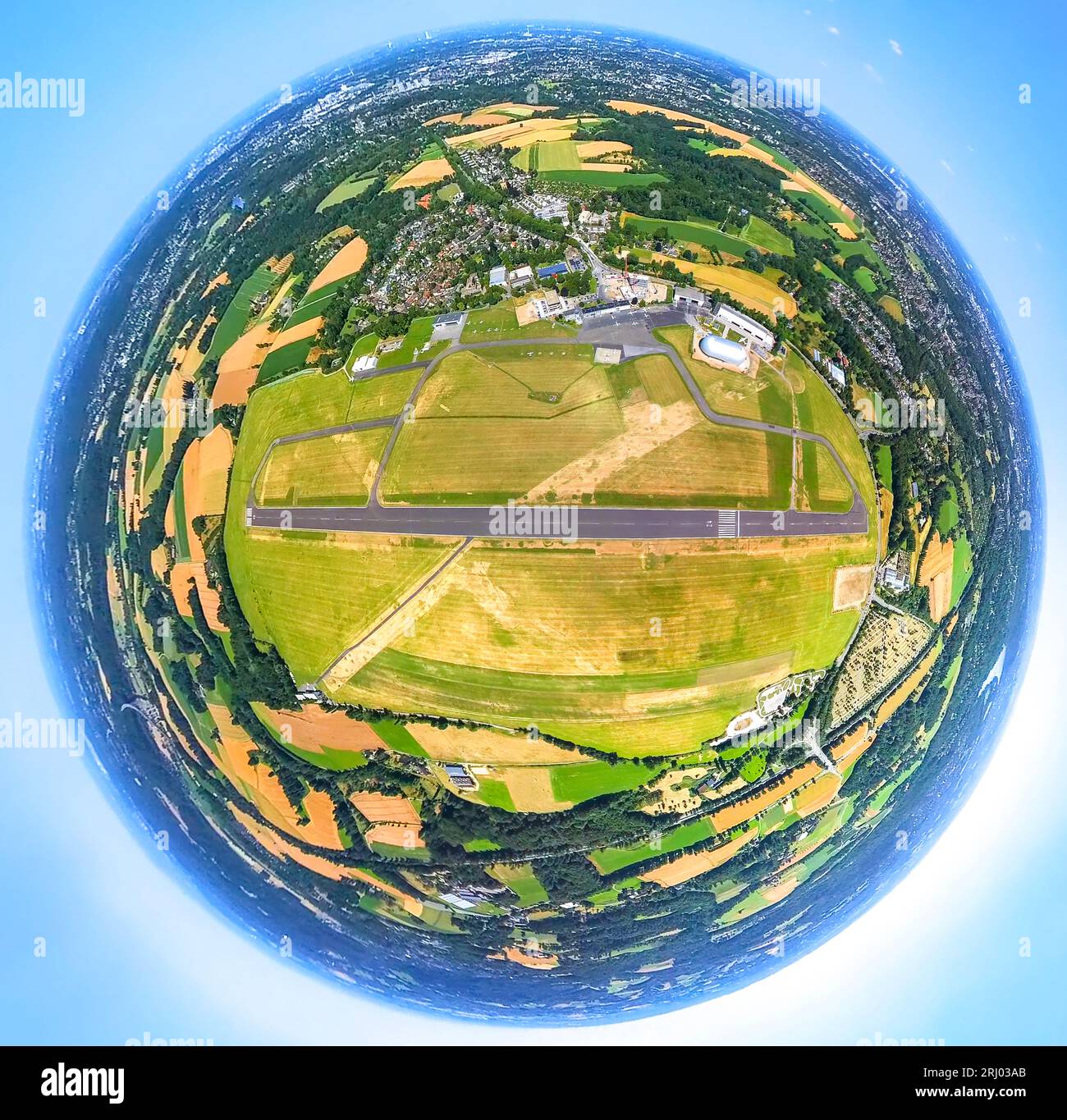 Luftaufnahme, Flughafen Essen/Mülheim, Start- und Landebahn, Zeppelinhangar, Globus, Fisheye-Schuss, 360-Grad-Schuss, winzige Welt, Holthausen - Südosten, Mülheim an der Stockfoto
