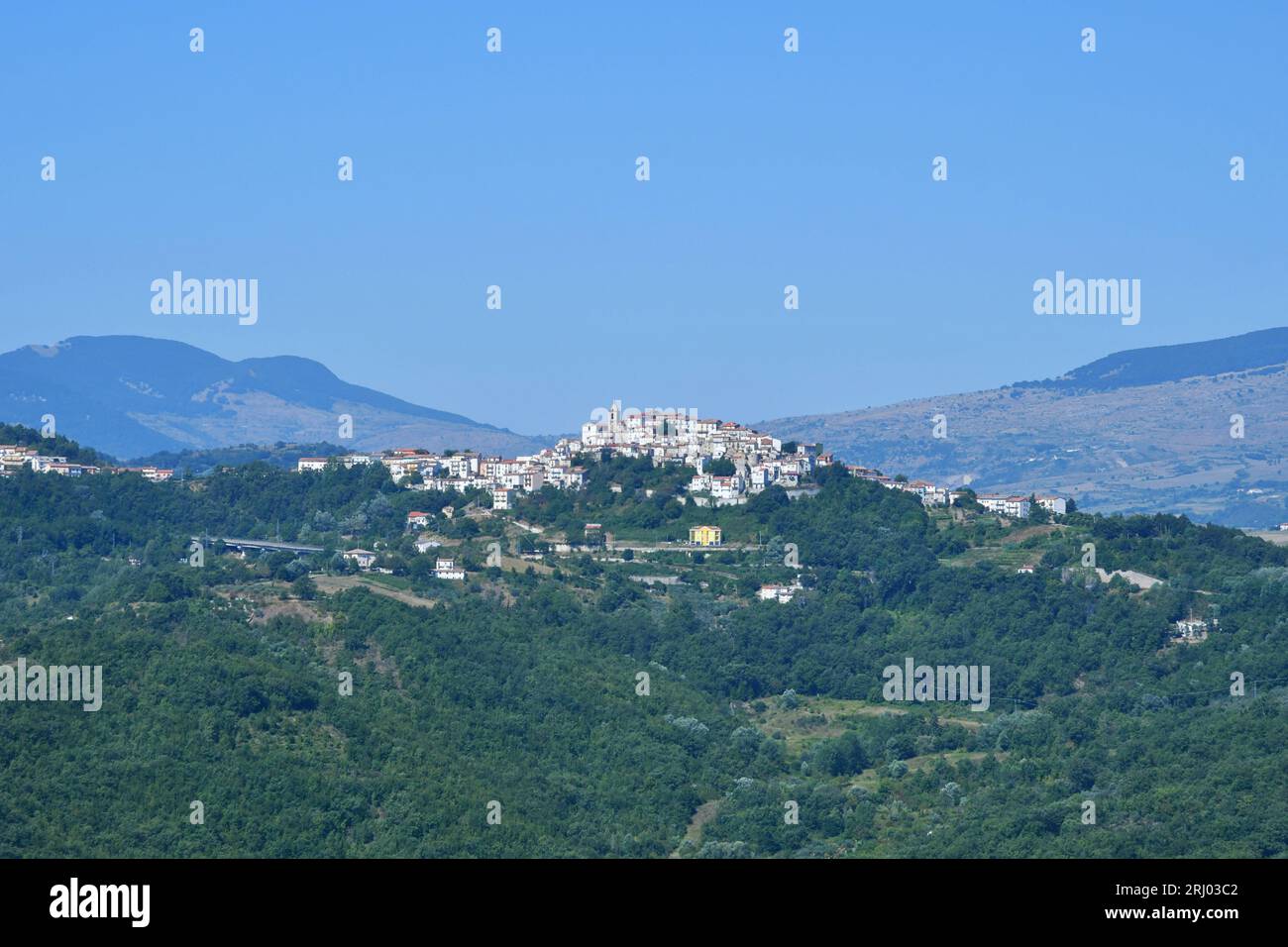 Panoramablick auf Castiglione Messer Marino, ein altes Dorf in den Bergen der Abruzzen, Italien. Stockfoto