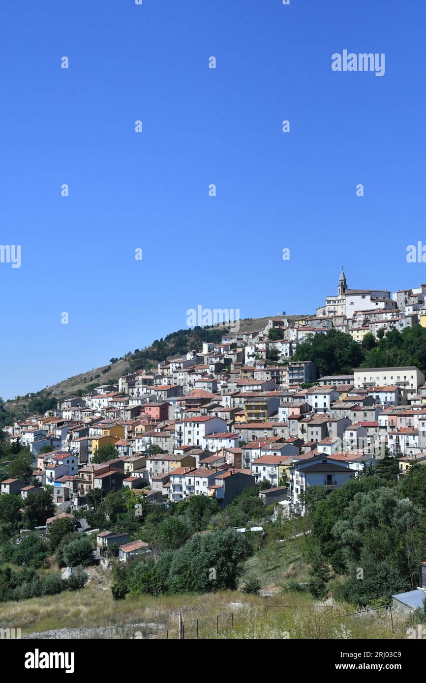 Panoramablick auf Castiglione Messer Marino, ein altes Dorf in den Bergen der Abruzzen, Italien. Stockfoto