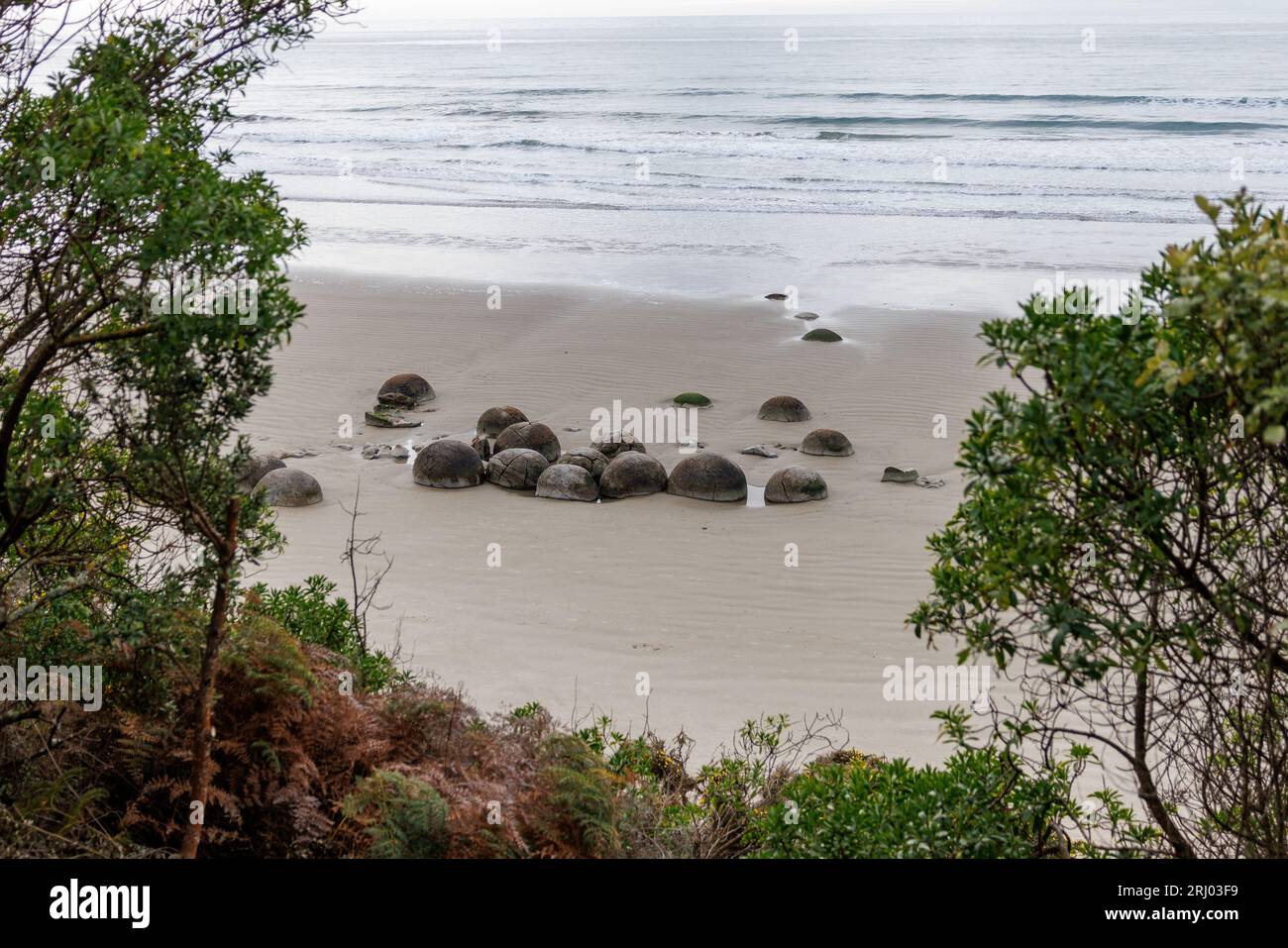 Ein Schuss moeraki-Felsbrocken vom Aussichtspunkt mit Blick auf den Strand. Die Felsbrocken befinden sich direkt außerhalb von Dunedin Neuseeland Stockfoto