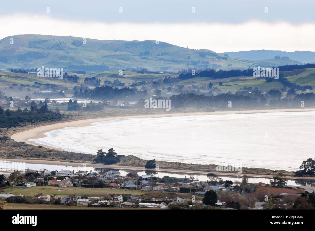 Ein Blick von einem Aussichtspunkt auf den Strand von Puketeraki. Ein Strand in Neuseeland, Neuseeland Stockfoto