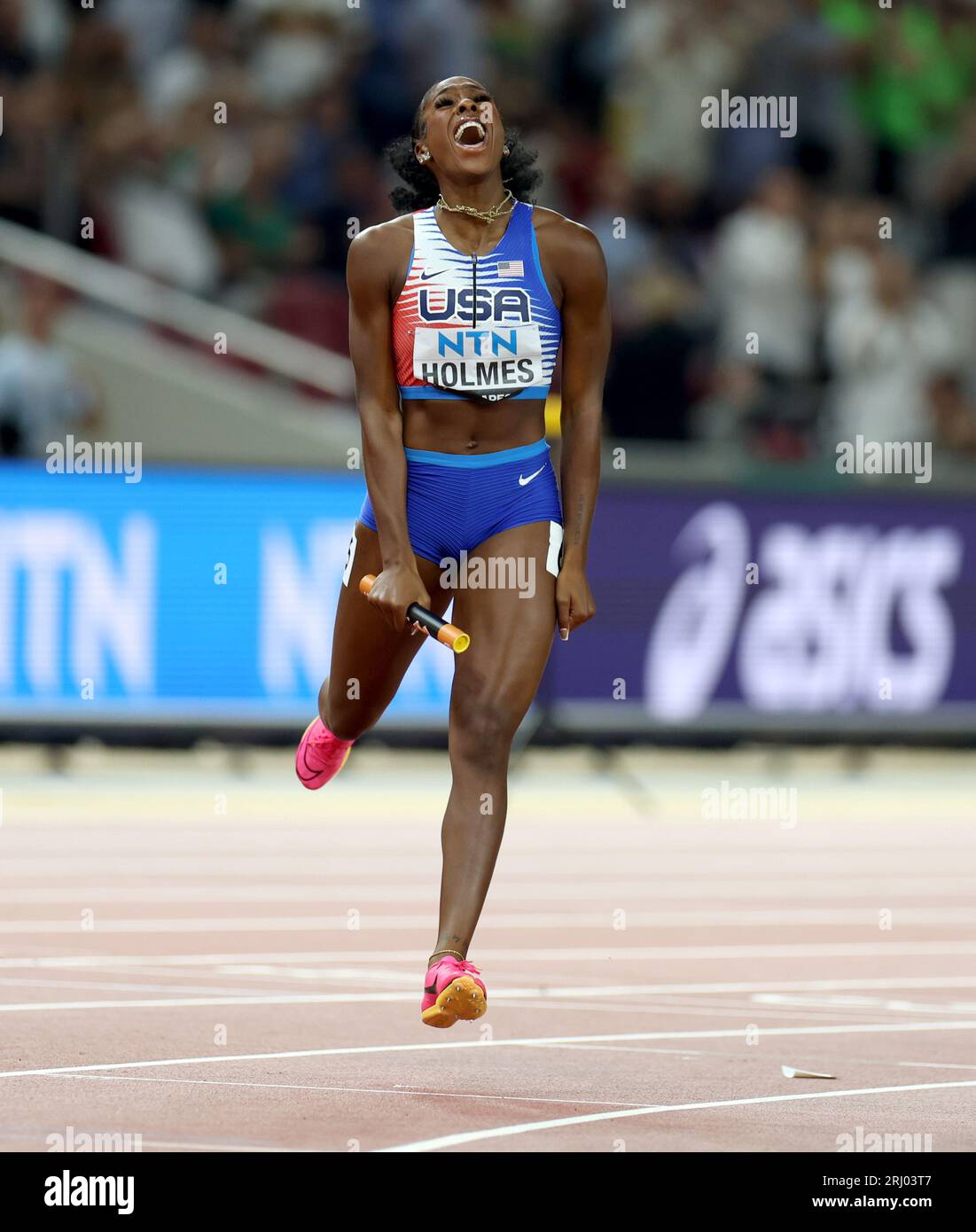 Budapest. August 2023. Alexis Holmes aus den Vereinigten Staaten feiert nach dem 4x400m Relay Mixed Final der Leichtathletik-Weltmeisterschaften Budapest 2023 in Budapest, Ungarn am 19. August 2023. Quelle: Li Ying/Xinhua/Alamy Live News Stockfoto