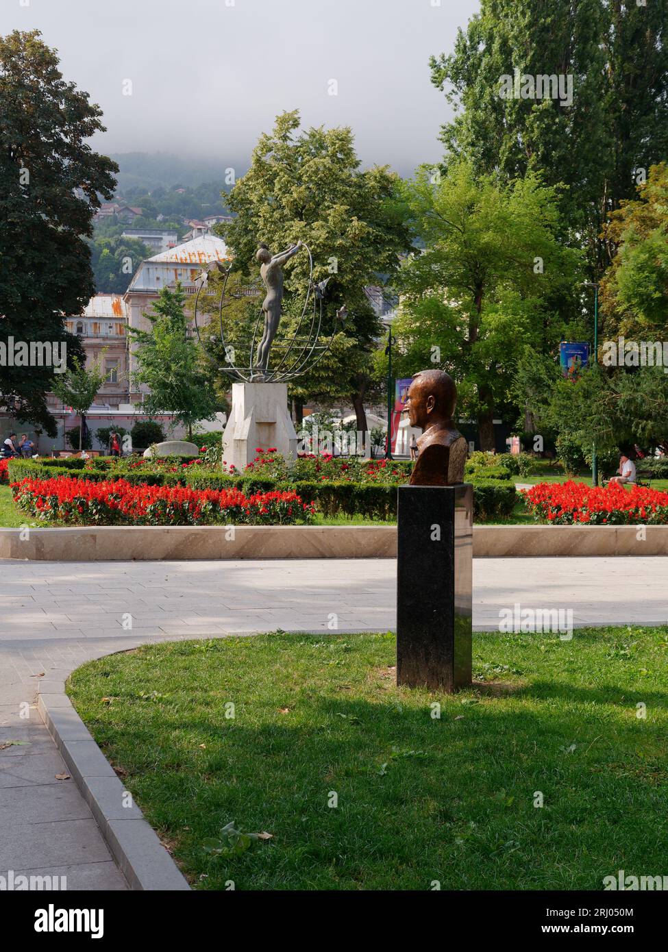 Liberation Square & Monument to the multiethnischen menschlichen oder multikulturellen man (Mitte links) Sarajevo, Bosnien und Herzegowina, 19. August 2023. Stockfoto