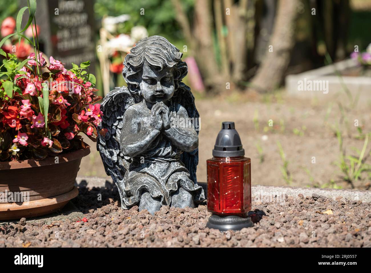 Ein kleiner schwarzer Engel betet Stockfoto