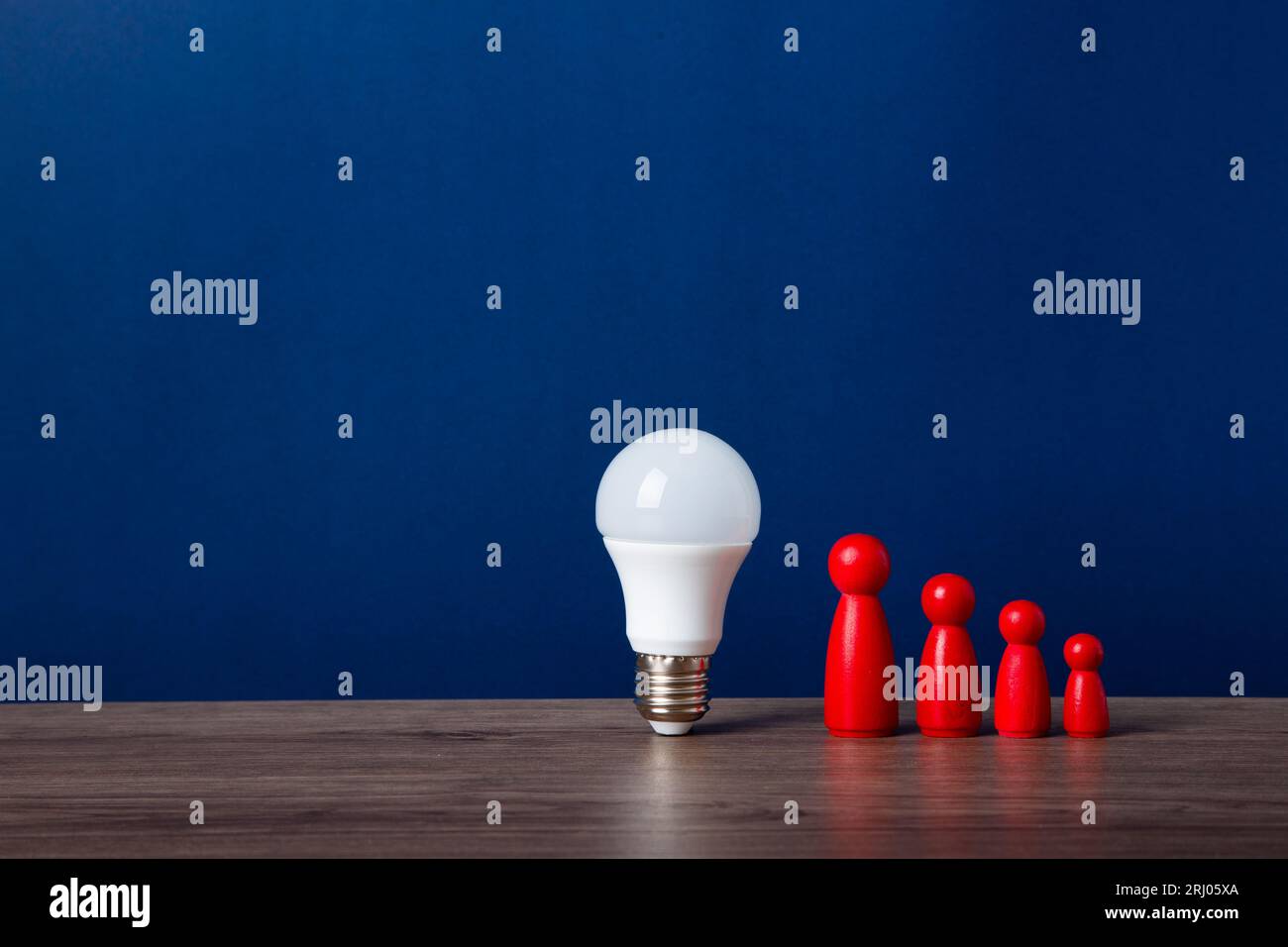 Eine Glühbirne und eine Holzpuppe auf dem Schreibtisch, neue Technologien, Big Data und Strategien für Geschäftsprozesse, innovative Lösungen, neue Idee. Stockfoto