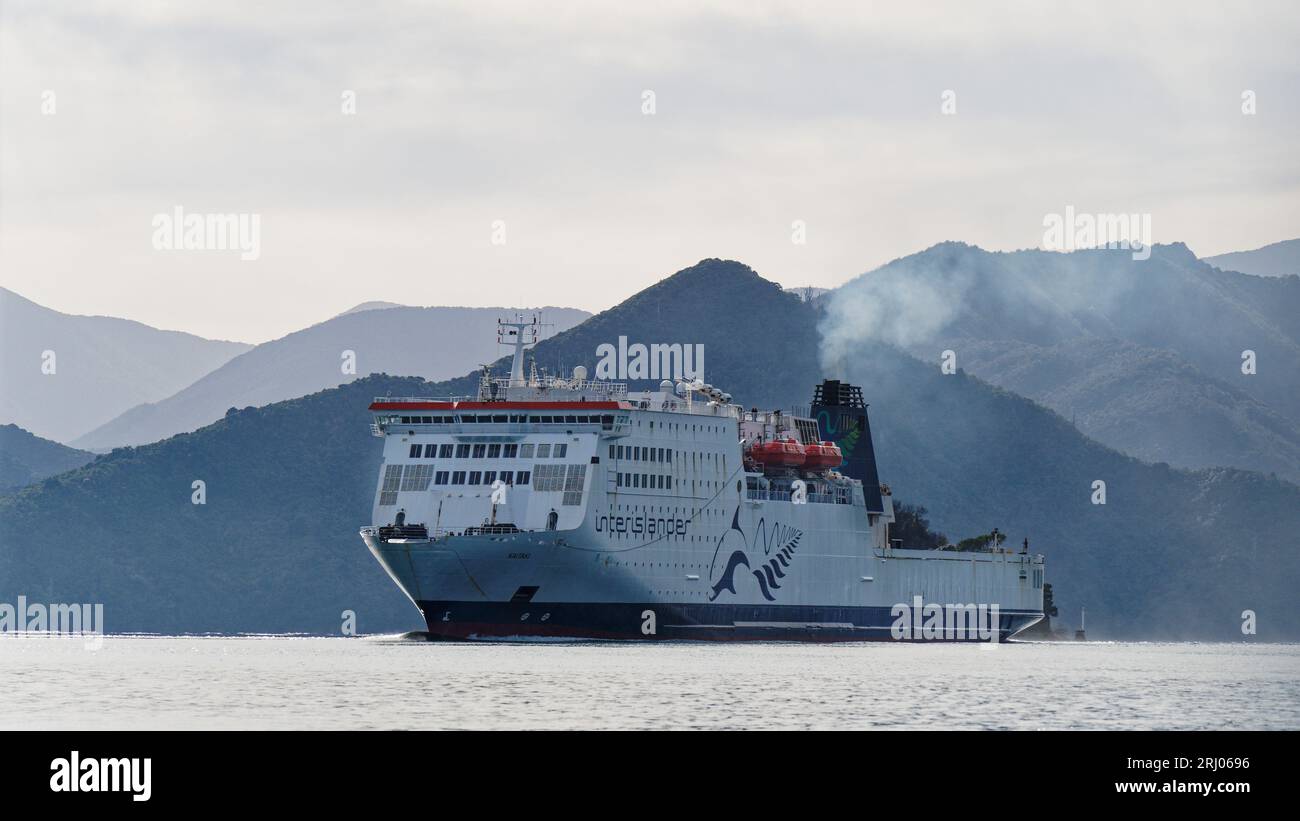 Picton, Marlborough Sounds / Aotearoa / Neuseeland - 15. Juli 2023: Interislander Cook Strait Fähre, die Rauch in Picton ankommt. Stockfoto