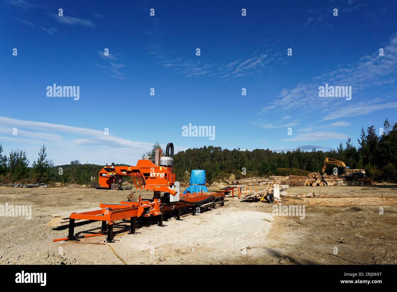 Tasman Region, Aotearoa / Neuseeland - 12. August 2023: Eine Holzmühle in einem Plantagenwald, in dem blaue Gummibäume in Planken eingeschleppt werden. Stockfoto