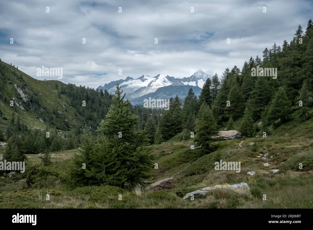 Fantastische Landschaft in den Bergen mit schneebedeckten Gipfeln in der Schweiz Stockfoto