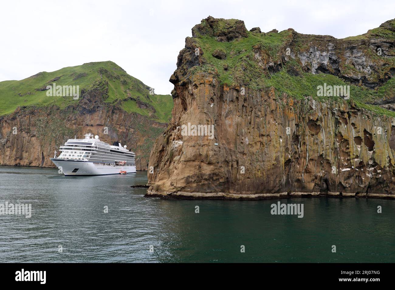 Kreuzfahrtschiff in einer Bucht von Heimaey Island - Vestmannaeyjar - Westman Islands - Island Stockfoto