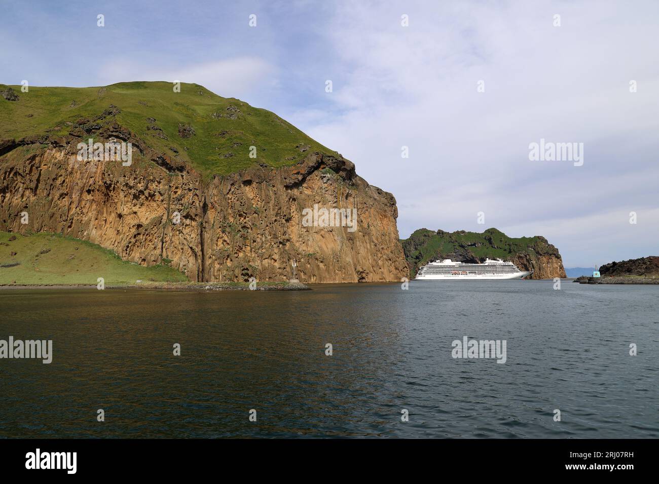 Kreuzfahrtschiff in einer Bucht von Heimaey Island - Vestmannaeyjar - Westman Islands - Island Stockfoto