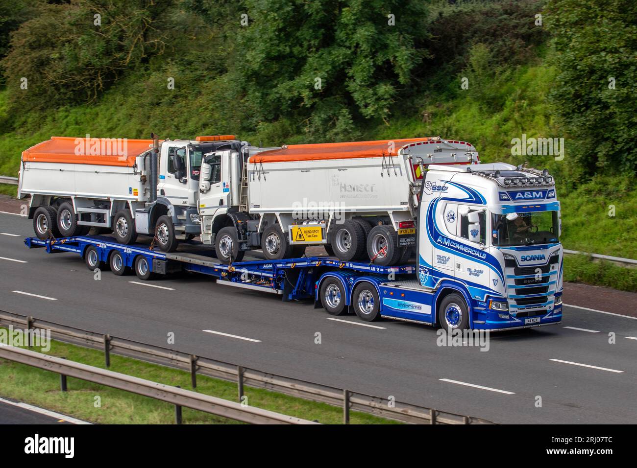 Heidelberg Materials Cement Deutsche multinationale DAF-Lkw, die von A & M Commercials Ltd Scania Super 580S, Tractor Units Trucks, Trailers and Plant Machinery transportiert werden; auf der Autobahn M6 im Großraum Manchester, Großbritannien Stockfoto