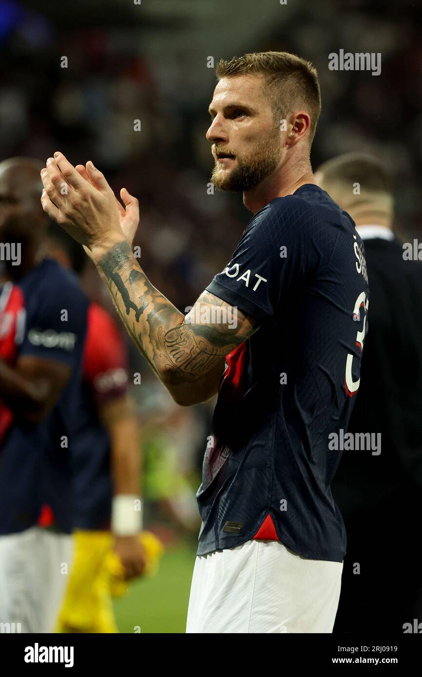 Toulouse, Frankreich. August 2023. Milan Skriniar von PSG begrüßt die Fans nach dem Ligue-1-Fußballspiel der französischen Meisterschaft zwischen Toulouse FC und Paris Saint-Germain am 19. August 2023 im Stadion in Toulouse, Frankreich - Foto Jean Catuffe/DPPI Credit: DPPI Media/Alamy Live News Stockfoto