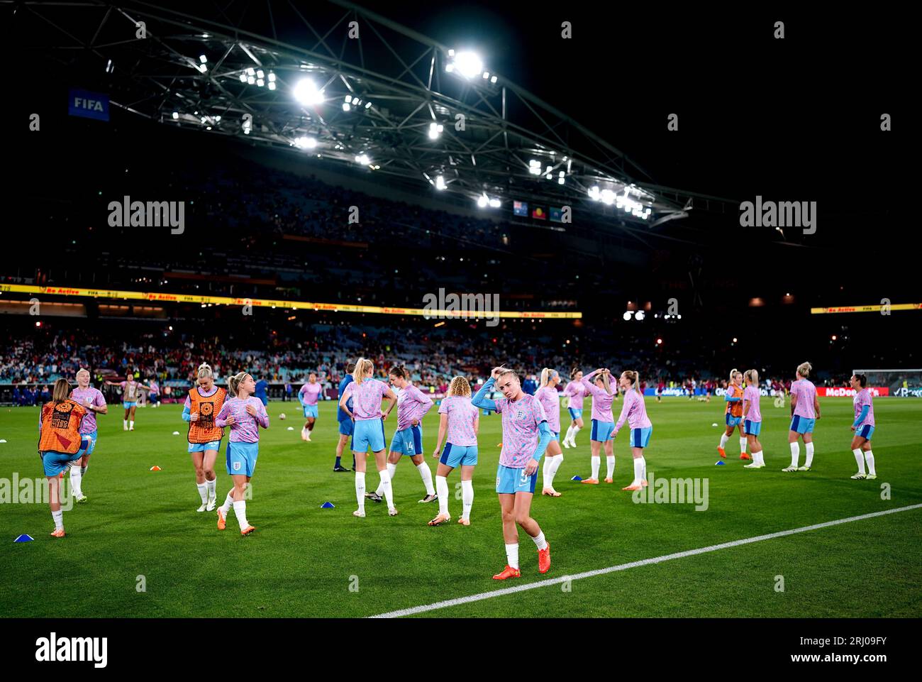 Die englischen Spieler wärmen sich vor dem Endspiel der FIFA Frauen-Weltmeisterschaft im Stadion Australien, Sydney, auf. Bilddatum: Sonntag, 20. August 2023. Stockfoto