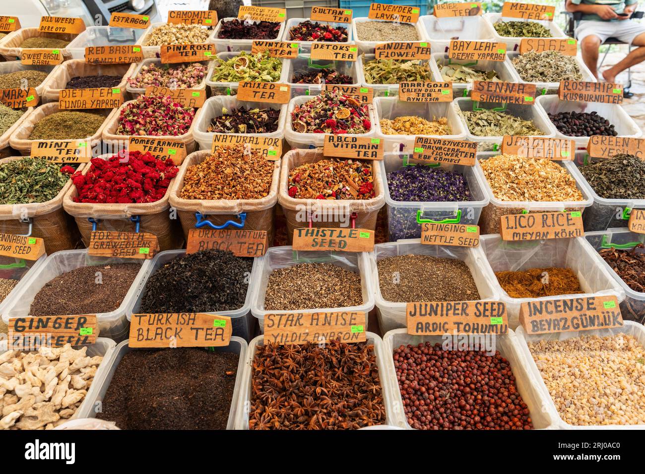 Gewürze und Tees zum Verkauf auf dem türkischen Kalkan Markt, Kalkan, Türkei Stockfoto