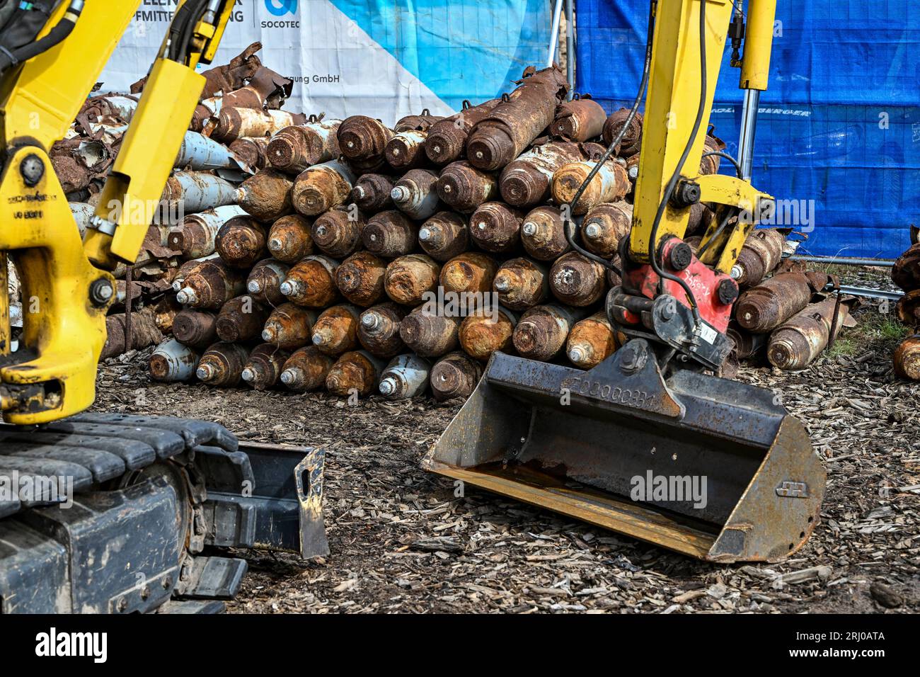 Neuglienicke, Deutschland. August 2023. Munition aus russischer Produktion ist auf dem ehemaligen militärischen Trainingsgelände in Kyritz-Ruppiner Heide zu sehen. Die Munitionsrettungsoperation hier räumt vor allem die verbotene Streumunition auf dem Ex-Bombodrom ab. Quelle: Jens Kalaene/dpa/Alamy Live News Stockfoto