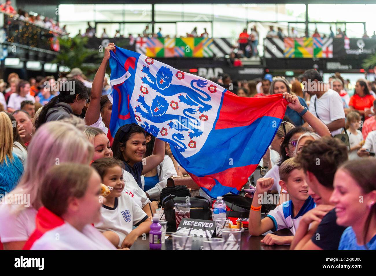 London, Großbritannien. August 2023. England-Fans im BOXPARK Wembley Park vor der Live-Übertragung des Endes der Frauen-Weltmeisterschaft zwischen Spanien und England. Die FIFA Frauen-Weltmeisterschaft 2023 wurde in Australien und Neuseeland ausgetragen. Quelle: Stephen Chung / Alamy Live News Stockfoto