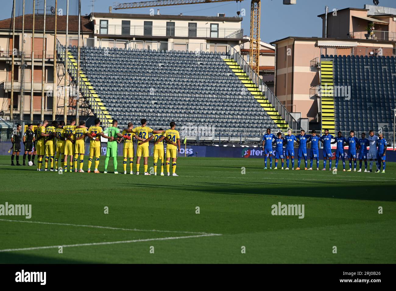 Schweigeminute für Carlo Mazzone Coach während des italienischen „Serie A“-Spiels zwischen Empoli 0-1 Hellas Verona im Carlo Castellani Stadion am 19. August 2023 in Empoli, Italien. Kredit: Maurizio Borsari/AFLO/Alamy Live News Stockfoto